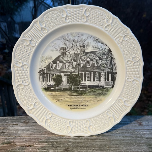 S P Skinner Raleigh Tavern Williamsburg Virginia 10” Decorative Plate - Picture 13 of 14